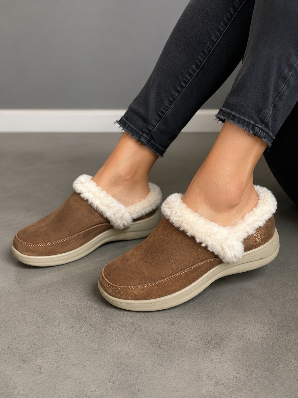 NWT Skechers Hands Free Slip-Ins Cozy Escape Chestnut Slippers Size 6.5